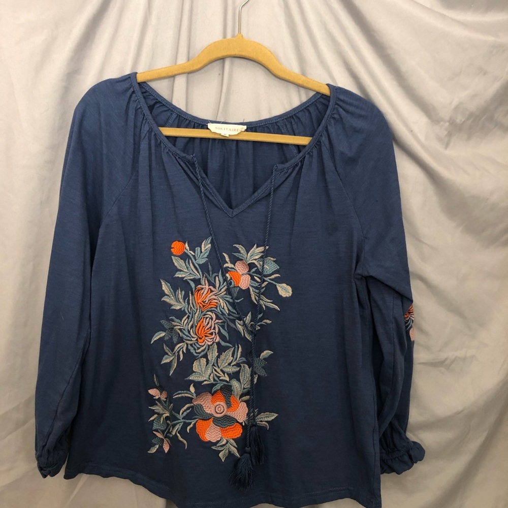 Solitaire Blue Long Sleeve w/embroidered Detail Sz M